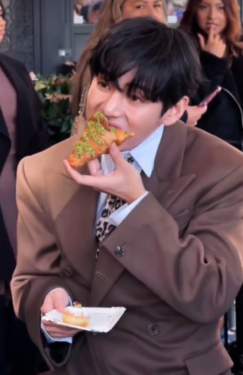 sunflowercharts's tweet photo. 🍦                                                                🥐 https://t.co/129Vdpp5uV