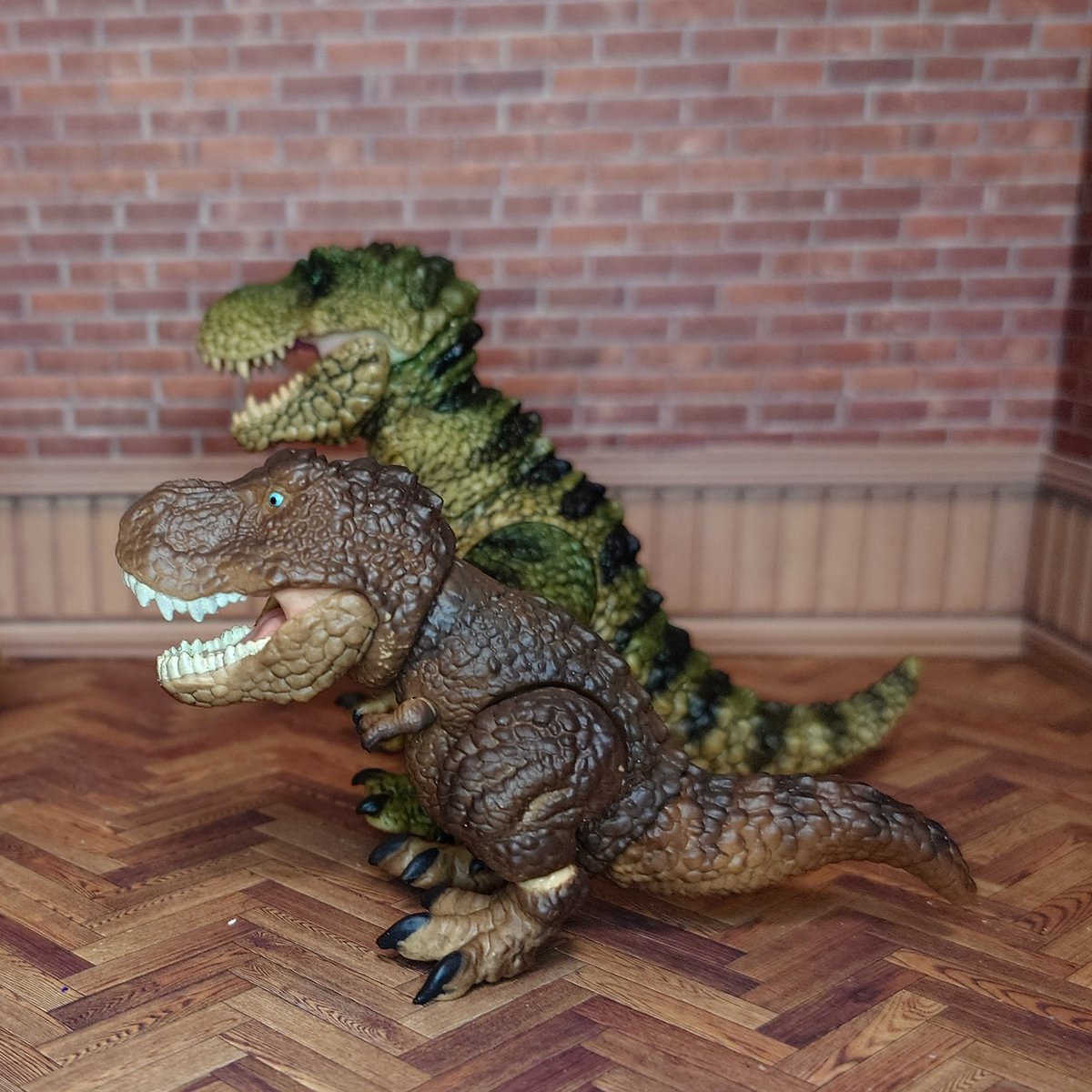 MasK_Avatar's tweet photo. いきもの大図鑑レプティクスがあったのでレプティの方のティラノと比較

頭1個分大きくなって佇まいも凛々しくなったみたい

特に気に入ったのは尻尾を動かした時のシルエットの滑らかさ

最後に手持ちのレプティ達とリンクトラベラーズの大きさ比べ
レプティクスはリントラレジ子よりちょっと大きいね https://t.co/d5AN6sMMSz
