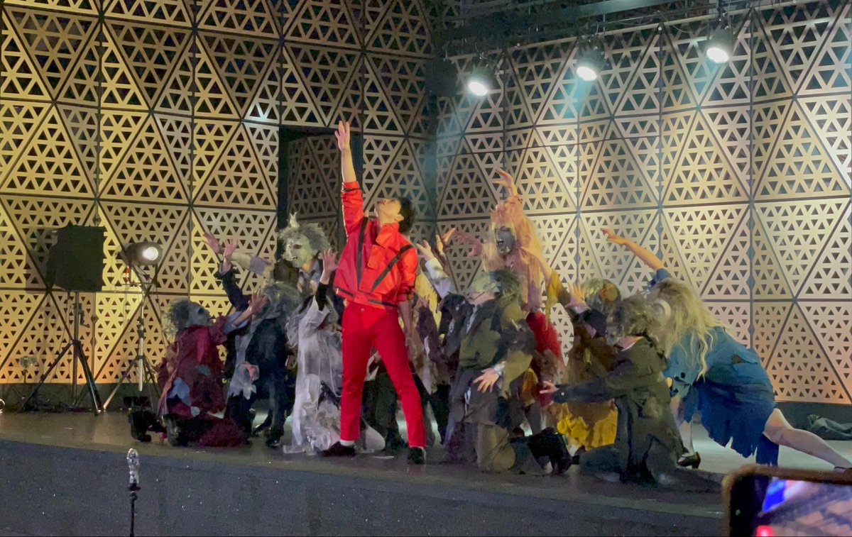 AutgO's tweet photo. マイケルのダンスイベント楽しかった！
衣装や映像の再現度高くてすごい〜
(Dangerousの衣装大好き芸人) https://t.co/lzF7upAJY6