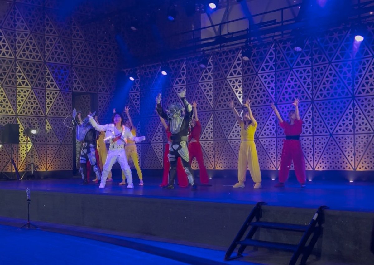 AutgO's tweet photo. マイケルのダンスイベント楽しかった！
衣装や映像の再現度高くてすごい〜
(Dangerousの衣装大好き芸人) https://t.co/lzF7upAJY6