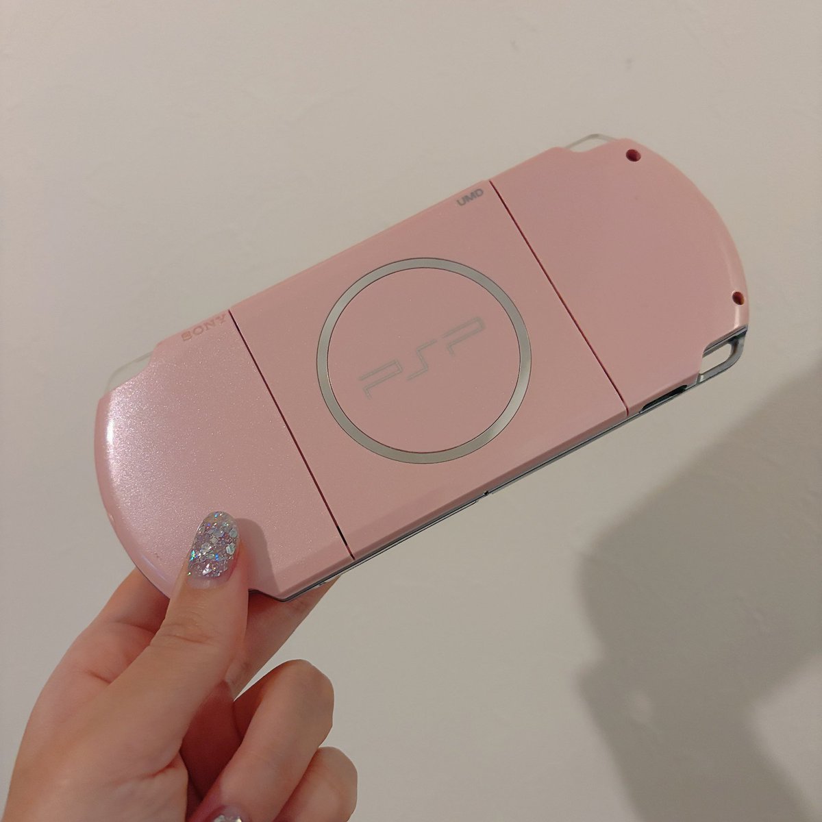 harikitter's tweet photo. PSPにシールペタペタ貼りまくってた子供の頃の自分を恨みながらPSPを綺麗に掃除した、今思うとPSPってちっさすぎる https://t.co/WsuML6ILLa