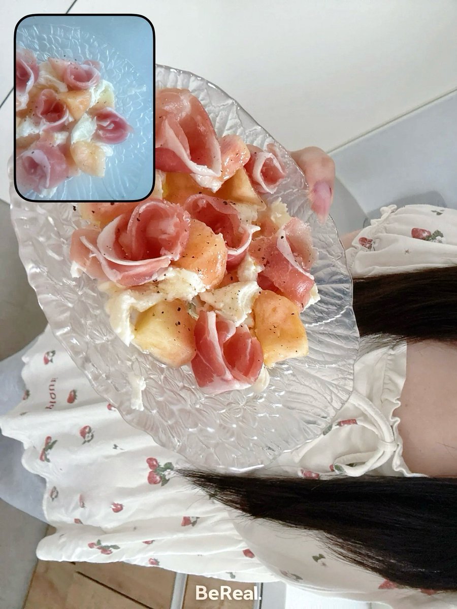 quvxizz's tweet photo. 流行ってる桃のカプレーゼうますぎてやばい、自分の機嫌は自分で🍑 ⸝⸝꙳ https://t.co/mdDcP7N19M