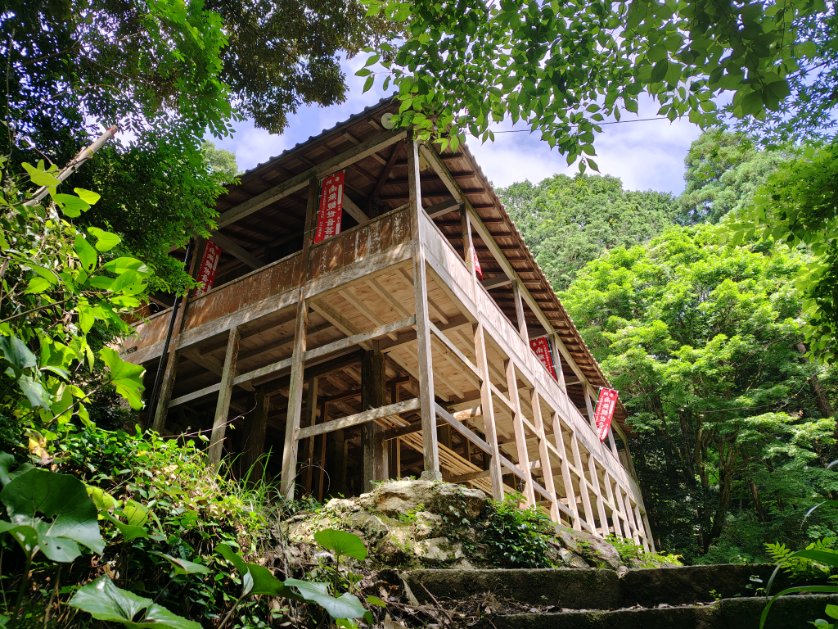 ytinbk's tweet photo. 続いて訪れたのは倉吉長谷寺。
奈良の長谷寺とは関係なく、播磨の伝説的な人物、法道仙人の開基という。
大きな舞台造の本堂があるが、全体的に装飾に乏しく素朴で、倉庫か未完成の建物のような印象がある。 https://t.co/EZ0OwvJksw