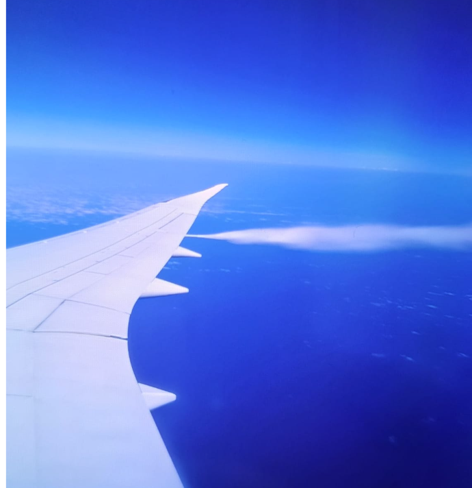 Mundo_Nomada's tweet photo. Anteayer, el vuelo UA770 de BCN a ORD tuvo que regresar a Barcelona cuando ya habíamos sobrevolado Bilbao. El avión presentaba un problema en el sistema de aire acondicionado que le impedía cruzar el Atlántico con seguridad. El comandante informó de que realizaríamos algunas https://t.co/6eDHzc6vay