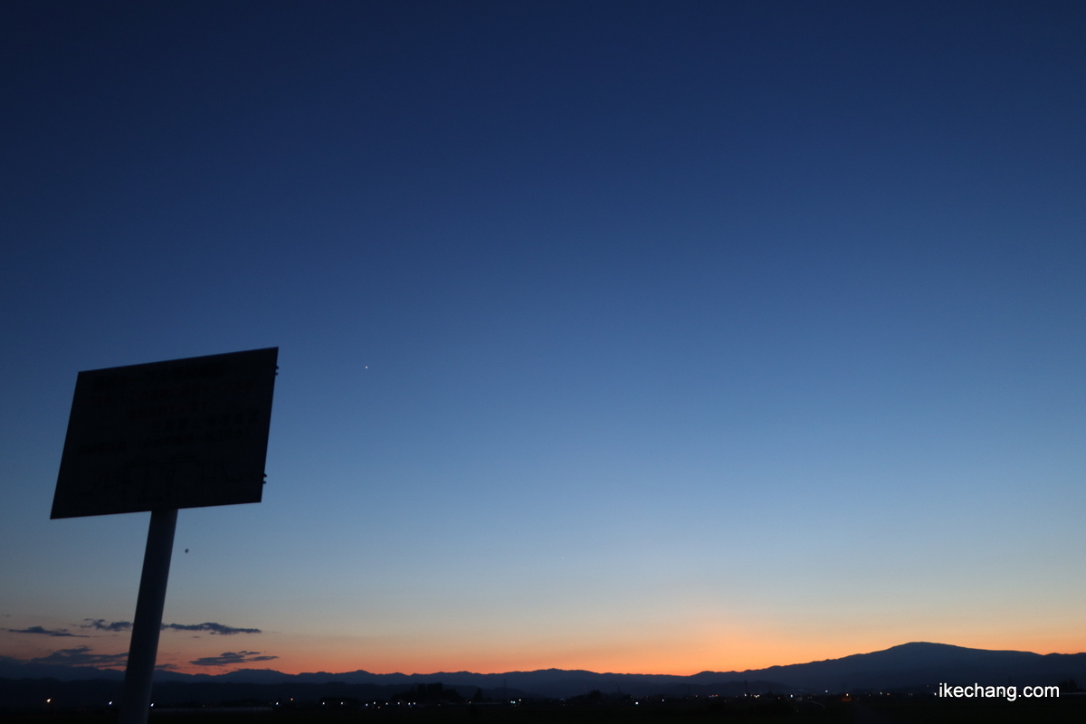 ikechang_com's tweet photo. 山形県天童市はきょうも晴れ、7月5日(日)まで雨の予報なし。空梅雨(からつゆ)?と思うと同時に、梅雨明け前に大雨こないといいけど…と心配。夕方の散歩途中、満月2日前の小望月が出てきました。西の空はきれいなマジックアワーに。

2026.06.28 19:00-19:45
#イマソラ #マジックアワー #イマツキ https://t.co/eqDcdTQKwD