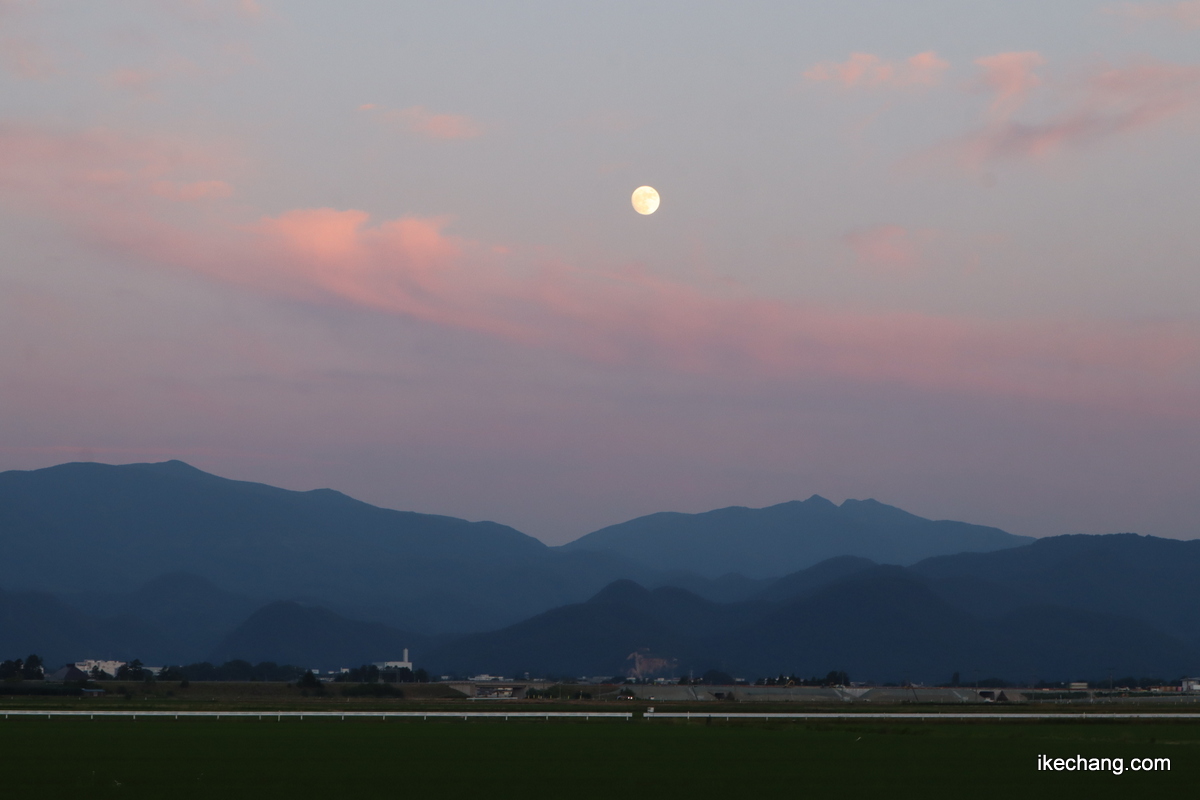 ikechang_com's tweet photo. 山形県天童市はきょうも晴れ、7月5日(日)まで雨の予報なし。空梅雨(からつゆ)?と思うと同時に、梅雨明け前に大雨こないといいけど…と心配。夕方の散歩途中、満月2日前の小望月が出てきました。西の空はきれいなマジックアワーに。

2026.06.28 19:00-19:45
#イマソラ #マジックアワー #イマツキ https://t.co/eqDcdTQKwD