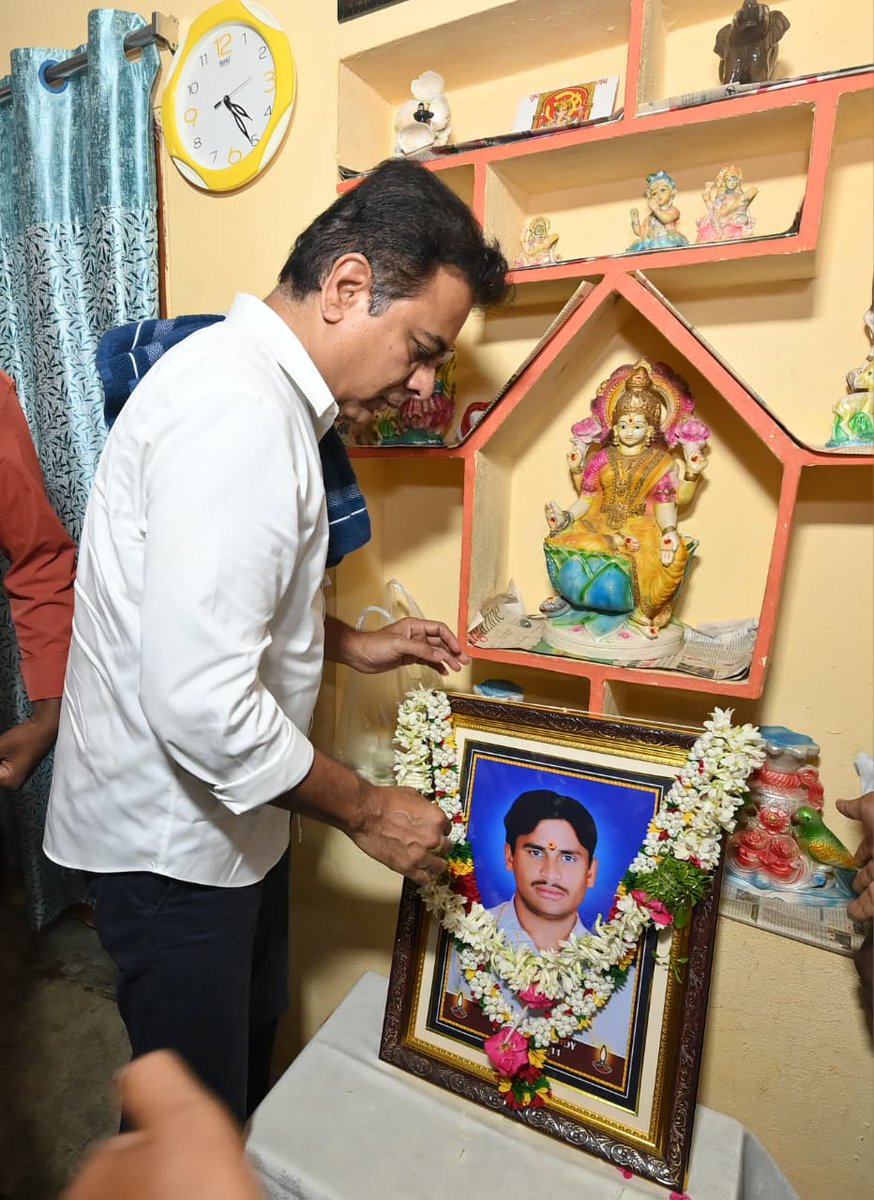BRSparty's tweet photo. రంగారెడ్డి జిల్లా మొయినాబాద్ మండలం పెద్ద మంగళారంలోని తెలంగాణ ఉద్యమ అమరవీరుడు యాదిరెడ్డి ఇంటికి వెళ్లి ఆయన కుటుంబాన్ని పరామర్శించిన వర్కింగ్ ప్రెసిడెంట్ @KTRBRS, మాజీ మంత్రి @BrsSabithaIndra, బీఆర్ఎస్ ప్రధాన కార్యదర్శి @RSPraveenSwaero మరియు పార్టీ సీనియర్ నేతలు.

🔹 తెలంగాణ ఉద్యమ కాలంలో యాదిరెడ్డి లాంటి అమరవీరుల త్యాగాలను స్మరించుకొని... ఆయన కుటుంబానికి గతంలో మాదిరి ఎల్లవేళలా అండగా ఉంటామని భరోసా ఇచ్చిన కేటీఆర్

🔹 తెలంగాణ వాదాన్ని వినిపించడానికి, ముఖ్యంగా అప్పట్లో కేంద్ర పెద్దల కళ్లు తెరిపించడానికి, పార్లమెంటు ముందు తన ఆత్మబలిదానం చేసుకుంటేనైనా కేంద్ర పెద్దలు కదిలి వస్తారేమోనని భావించి, పెద్ద మంగళారం గ్రామానికి చెందిన సోదరుడు యాదిరెడ్డి గారు అమరులైన విషయం మనందరికీ తెలిసిందే

🔹 ఈరోజు నేను, సబితా ఇంద్రారెడ్డి గారు మరియు ప్రవీణ్ గారు కలిసి పెద్ద మంగళారం గ్రామంలో ఆ కుటుంబాన్ని పరామర్శించాము

🔹 యాదిరెడ్డి గారి తల్లిని, సోదరుడిని మరియు కుటుంబ సభ్యులందరినీ కలిశాము

🔹 యాదిరెడ్డి గారు మరణించిన తర్వాత, తెలంగాణ ఉద్యమంలో ప్రాణత్యాగం చేసిన అమరవీరులందరితో పాటు, వారి సోదరుడికి ప్రభుత్వ ఉద్యోగం కల్పించడం జరిగింది

🔹 అంతేకాకుండా వారికి 500 గజాల స్థలాన్ని మరియు పది లక్షల రూపాయల ఆర్థిక సహాయాన్ని అప్పట్లో ప్రభుత్వం అందజేసింది

🔹 తెలంగాణ కోసం ప్రాణాలను అర్పించిన వారి త్యాగం వెలకట్టలేనిది, వారికి ఎంత చేసినా తక్కువే

🔹 తెలంగాణ ఉద్యమంలో అసువులు బాసిన వందలాది మంది అమరవీరుల కుటుంబాలకు నాటి కేసీఆర్ ప్రభుత్వం అండగా నిలిచింది

🔹 అందులో భాగంగా యాదిరెడ్డి గారి కుటుంబానికి అప్పట్లో అండగా నిలబడ్డాం, ఇప్పటికీ అండగా ఉంటాం

🔹 ఇప్పుడు వారిని కలిసినప్పుడు, తల్లి మరియు సోదరుడు వారి ఆరోగ్య సమస్యల గురించి మాకు వివరించారు

🔹 పార్టీ పరంగా వారి ఆరోగ్య బాధ్యతను మేమే తీసుకుని, వారు సంపూర్ణ ఆరోగ్యవంతులుగా ఉండేలా చూసుకుంటాం

🔹 సబిత ఇంద్రరెడ్డి గారు తన ఫోన్ నంబర్‌ను వారికి ఇచ్చి, ఏ అవసరం ఉన్నా తెలియజేయమని భరోసా ఇచ్చారు

🔹 యాదిరెడ్డి లాంటి అమరవీరుల త్యాగాలను చరిత్ర ఉన్నంత వరకు, తెలంగాణ రాష్ట్రం ఉన్నంత వరకు ఎవరూ మర్చిపోరు.

🔹 ఆ కుటుంబానికి సమాజపరంగా, పార్టీ పరంగా మేము ఎల్లప్పుడూ రుణపడి ఉంటాం, అండగా ఉంటాం.

🔹 ఆ త్యాగానికి వెలకట్టలేము కాబట్టి, ఆ కుటుంబాన్ని ఎప్పటికప్పుడు పరామర్శిస్తూ, వారికి అండగా ఉంటామని తెలియజేస్తున్నాను.