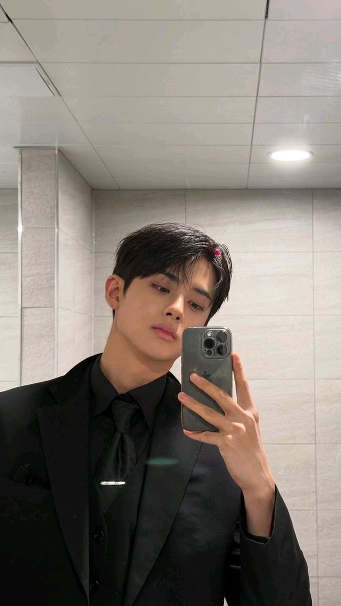 minsya16117's tweet photo. 각도와 카메라 보는 눈 핸드폰 잡고 있는 손모양까지 한결 같은 민규 거셀.’ https://t.co/QTyNlJYfmI