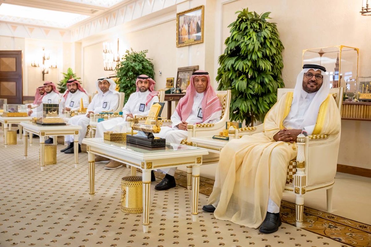 EmarahAlQassim's tweet photo. اشاد سموه بما تحقق من منجزات وبرامج وخدمات قدمتها الجمعية للمستفيدين، حيث بلغ عدد المستفيدين من خدماتها (196) ألف مستفيد، وشارك في برامجها (1115) متطوعًا، كما أسهمت الجمعية في إجراء (9) عمليات لزراعة الكبد، وتأمين الدواء لـ(68) مريضًا..

سمو #أمير_منطقة_القصيم يستقبل المدير التنفيذي للجمعية السعودية الخيرية لمرضى الكبد ويتسلم التقرير السنوي للجمعية .