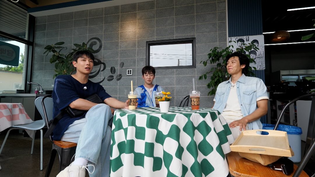 1n2dfanblog's tweet photo. 🏝️Uninhabited Island Check-in🏝️ P1
A legendary clash between the OB and YB teams!

#1박2일 #2D1N #2DAYS1NIGHT #TWODAYSANDONENIGHT4
#김종민 #문세윤 #이용진 #이준 #딘딘 #이기택 https://t.co/mXH0GCcN1f