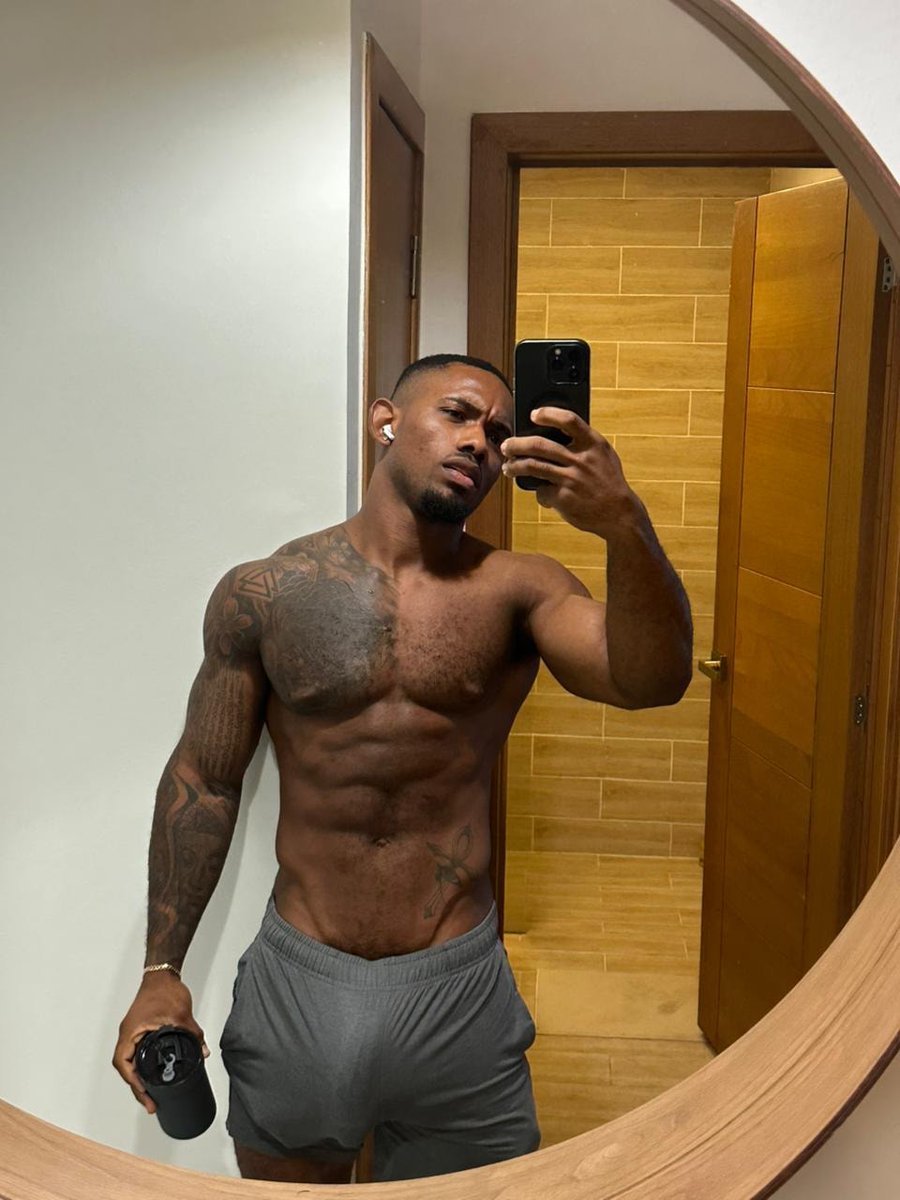 hamouda2200's tweet photo. eyes up here, naughty boys, don’t even think about sneakin a peek at the comments unless ur ready for some fun 🔥😈 https://t.co/w3kPzKEP3k