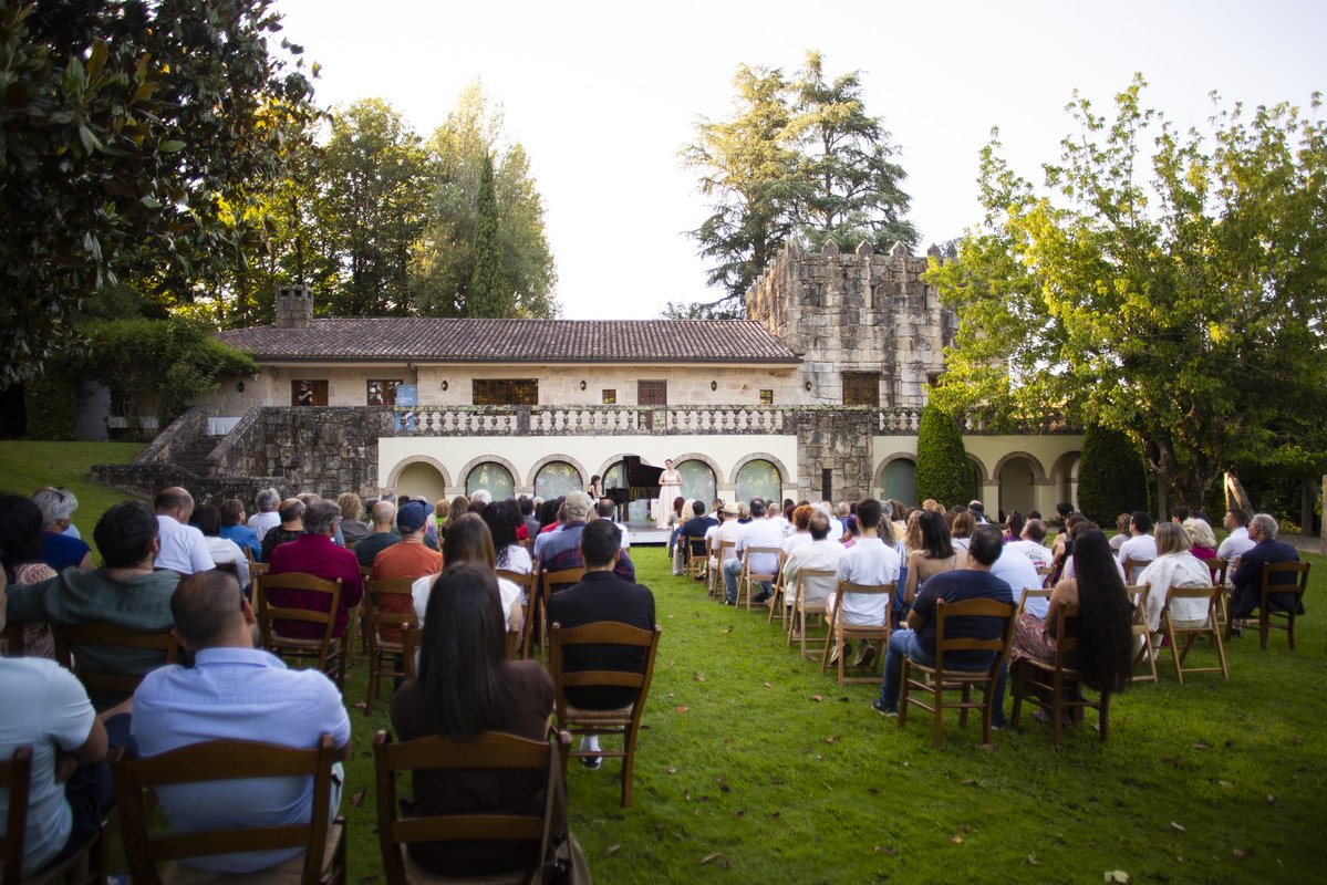 PaulaCabaleiro's tweet photo. E así foi a tarde en #PetiscosIkfem en #Salvaterra, cun impresionante concerto da soprano Laura Molina e da pianista Paula L. Atanet nas Bodegas Fillaboa @MasaveuBodegas, maridando música e o mellor viño 💜✨🍷 @IKFEMfestival quence motores con eventos máxicos! https://t.co/JwsDgUFepB