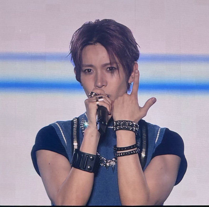 yjgoooo's tweet photo. i dont understand how hee is looking so big and small at the same time https://t.co/t7HFFfsz22