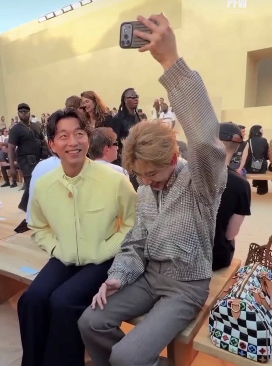 kaekulthip's tweet photo. พี่กงยู ก็โดนนะครับ ถ่ายรูปแบบ Gen Z เอ็นดูยิ้มกันเต็มหน้ามากๆ กับความขี้เล่นของน้องแบม 

#BamBamxLVMenSS27 #BamBam #LVMenSS27 #LouisVuitton
@BamBam1A @LouisVuitton https://t.co/hutUB55Lrl