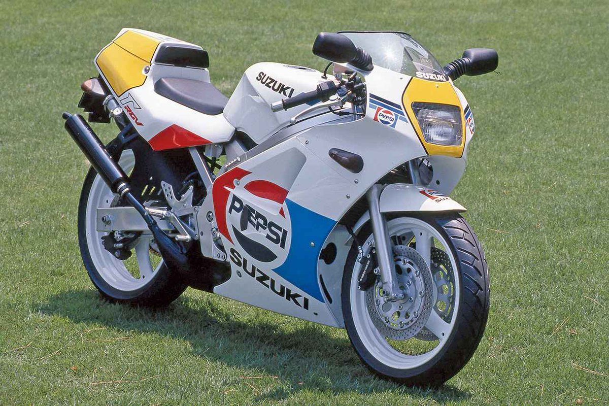 motospo_'s tweet photo. 王者NSR降臨・熱狂のレーサーレプリカ（1985-1990年代初頭）
https://t.co/sQxFbMNVcz

1986年、NSR250Rの登場は250ccクラスの常識を覆した。レーサー直系という思想が市販車に流れ込み、各社の競争は頂点へ。黄金時代の幕開けを告げる象徴、それが“王者NSR”だった。 https://t.co/ZFqCPE33dG
