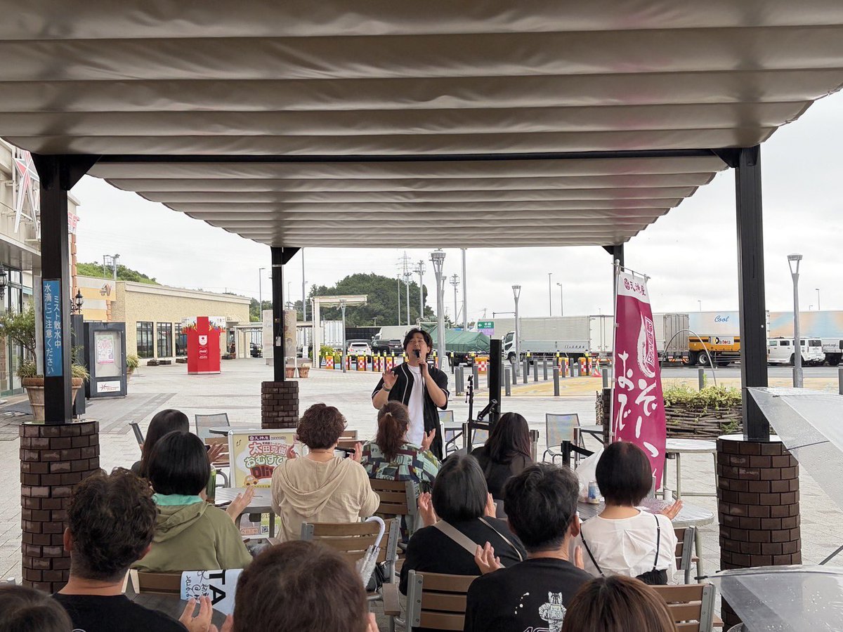 katsukiota's tweet photo. 天神屋presents
太田克樹 おむすびDlive🍙🚙

雨の中ですがお越しいただきありがとうございました！☔️
開催してよかった！！！！

多くの方にも足を止めていただきました🍢

次回のおむドラもお楽しみに😌

#天神屋
#天神屋エールアンバサダー
#太田克樹 https://t.co/9zqHivYnra