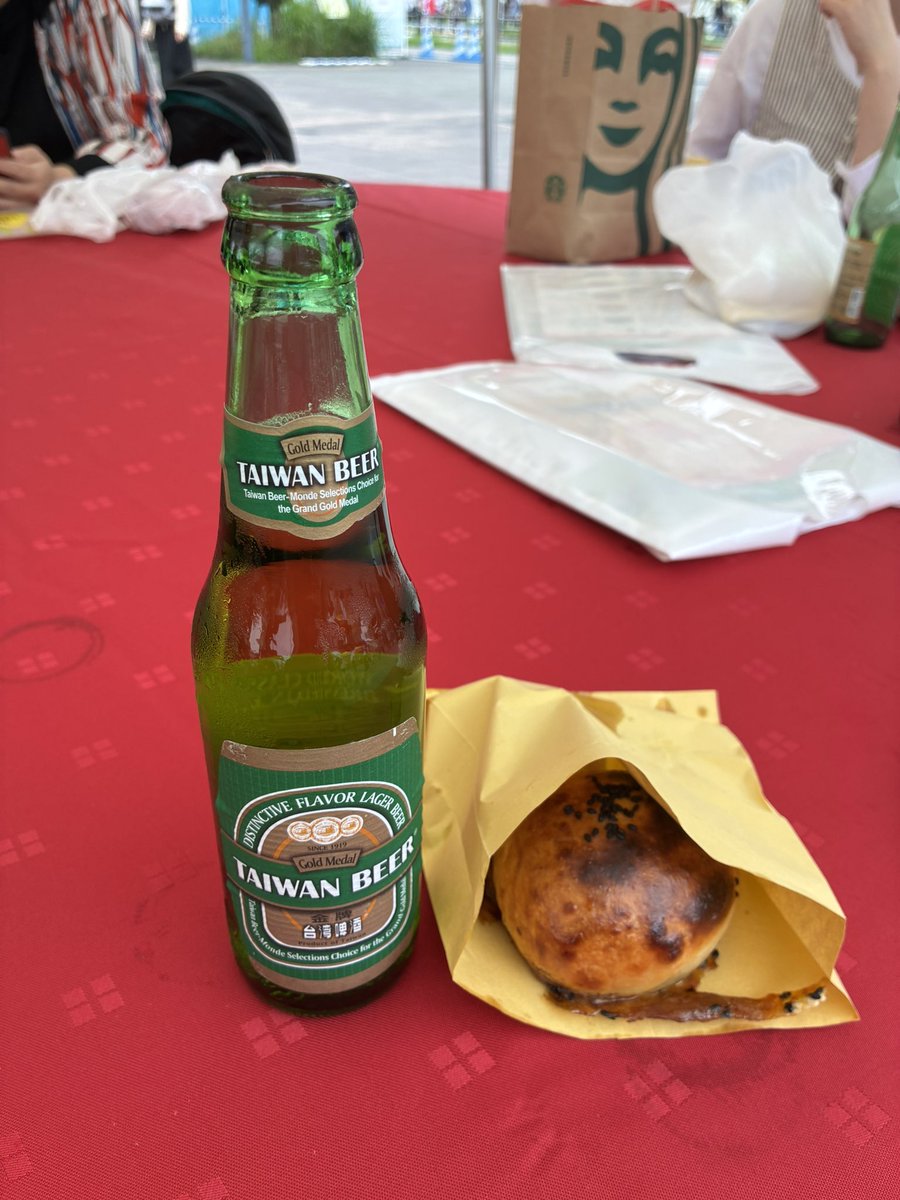 axyzworld's tweet photo. 台湾ビールのTシャツ着て中野の台湾文化祭に行ってきた！胡椒餅、美味しかったな。大鶏排は列が長くて諦めたので、また今度。瓶に引っ掛ける輪投げと麻雀ビンゴゲーム的なのもちゃっかりやって満喫した。 https://t.co/GcjWdTg1HZ