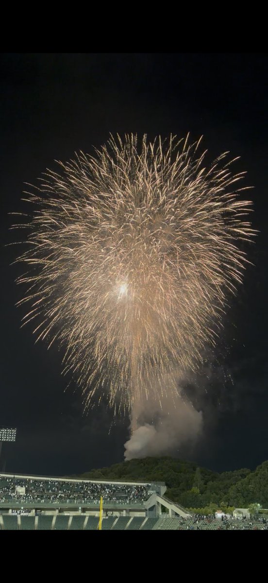 3Shawks's tweet photo. 今日は友達と野球と花火を見に行きました🎇
応援してるチームとは関係なかったから純粋に野球を楽しめた🔥
花火大会やばすぎて楽しかった^^ https://t.co/4dnGvHhvEM