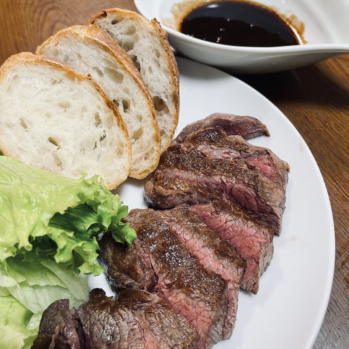 DevNoraneco's tweet photo. 猫十夜公開のセルフお祝いデー🥂
ステーキソースはつくったよ。
赤ワインと砂糖と醤油とバターを煮詰めた！ https://t.co/U8Ah5JdgQb