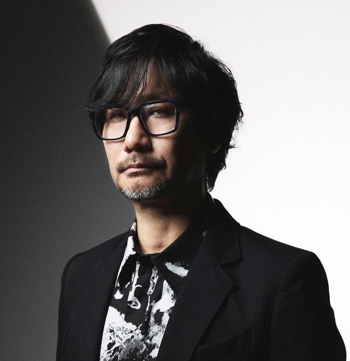 GazettaGeek's tweet photo. Hideo Kojima ACLAMA Supergirl 

“Não é um “filme de super-herói” sobre salvar a Terra por meio de auto-sacrifício e a “moralidade” contra o mal, mas sim uma história de amadurecimento sobre salvar a si mesma, Kara, enquanto ela luta com seu próprio trauma.”

O aclamado diretor de jogos é famoso por suas opiniões críticas de longas metragens.