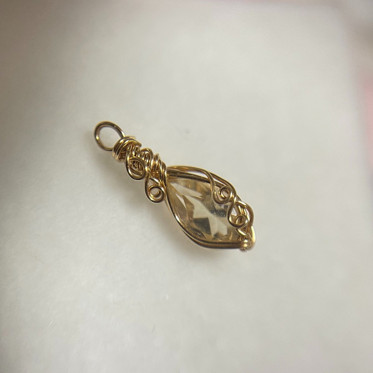 ksakikask's tweet photo. 本屋さんで宝石コレクションBook見つけたので🛒

シトリン✨
←before
after→ https://t.co/Ka7fJlXxt4