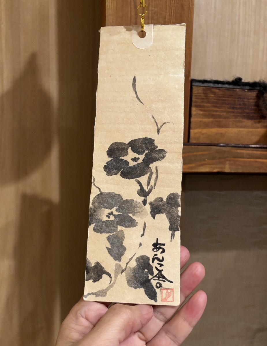 anncosha's tweet photo. 猫の風鈴を作りました
先日描いていたものは風鈴用の短冊でした☺️
涼しげで、なかなか良い音がします☺️
（動画では扇風機を当ててます😁）

王冠印雑貨店に納品しました

そのほか、ぐい呑みと猫花器も納品しましたが、写真撮り忘れました！ https://t.co/TF8PhwpG4T