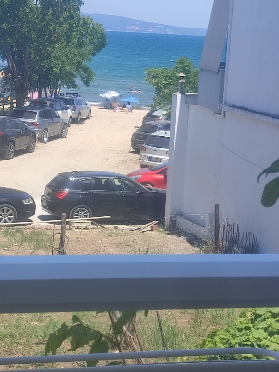 bjokic69's tweet photo. Moj odmor...oćul više Grčke viđet.
More, treća godina zaredom.....  svega tri puta sa djecom,  
tri puta ko dete 
 jednom sa Zokijem , dok smo se zabavljali, 
eto sveg mog mora https://t.co/oA3ZokprQJ