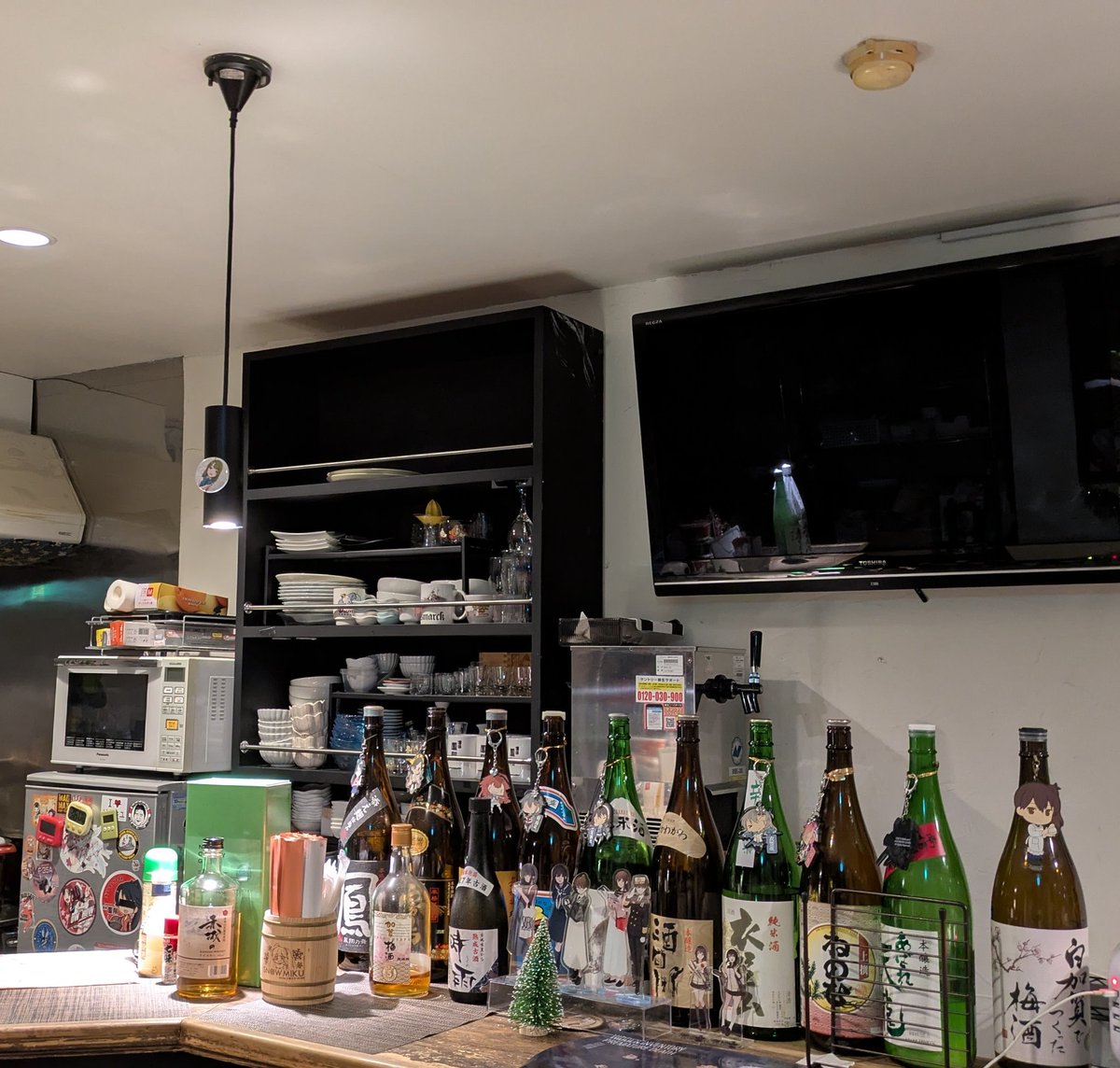 hxwsxw's tweet photo. 神奈川県横須賀市の酒保鳳翔です
横須賀が舞台になったゲーム・アニメ・マンガはもちろん
クルマ・バイク・メカ・聖地巡礼からアニソンDJまで
ヲタ的要素があるものは大体好きです！

営業形態としてはパブ、DJバー、レストランバー的な立ち位置ですので
気になったらまずは遊びに来てみてください♪ https://t.co/bYAXCAYYIB