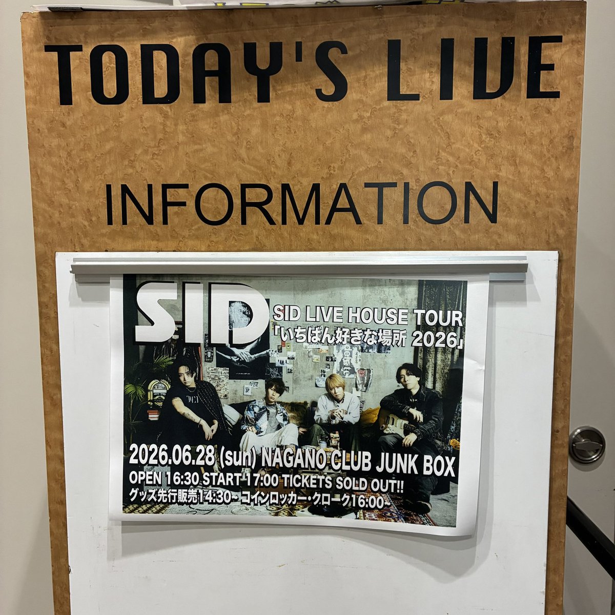 bpvxvqd's tweet photo. #いち好き 長野CLUB JUNK BOXおつかれさまでした！
楽しかった〜これぞ箱ライブ！っていう感じ！
今まで聴けてなかったスロウがセトリに入っててまじで泣きそうになった、拳もせず聴き専してた🥲
アンコでマオくんの話聞いて明希さんが泣いてたのとサマラバはトンネルしてたよ〜

#シド https://t.co/3jBwVPjS9X
