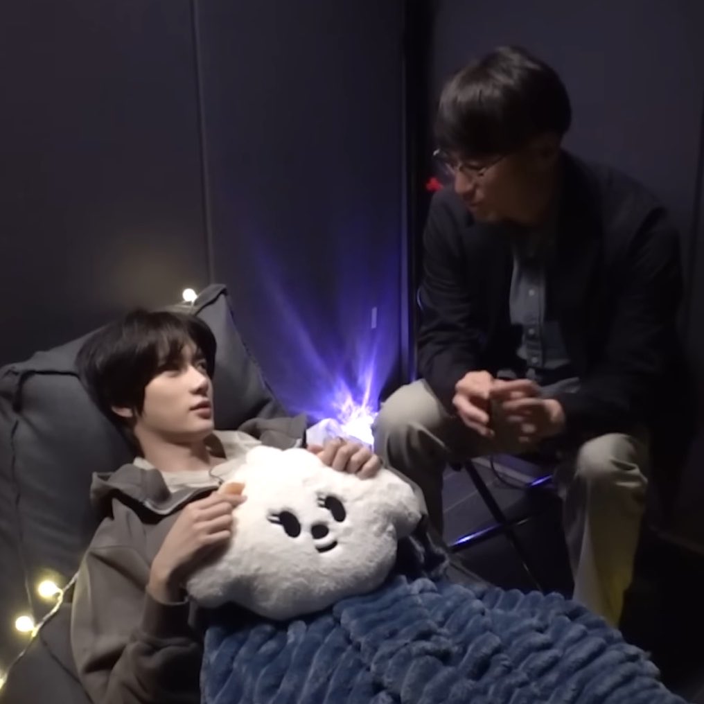 closetobeomgyu's tweet photo. beomgyu bringing bamgeut for his hypnosis session That’s his daughter 😭😭😭 https://t.co/l0c8HqkJJ3