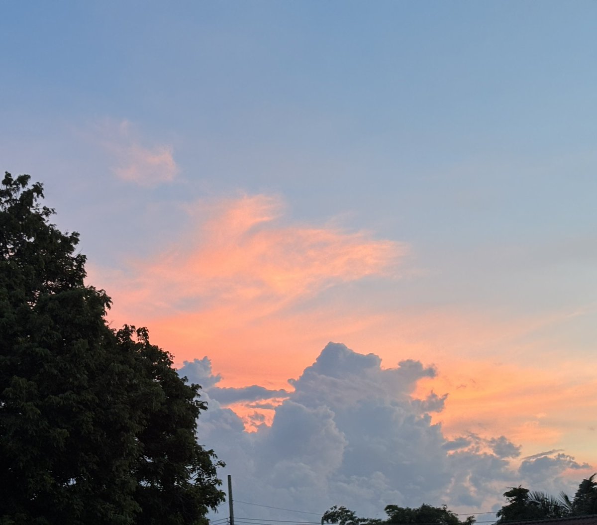 reallmerrii's tweet photo. ท้องฟ้า 19:00น สวยมากกก ความสวยใน 3มุม 🏜️🌅🌈 https://t.co/iEOydLriLS