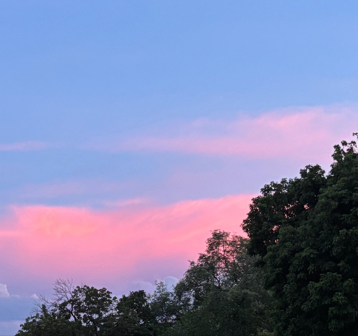 reallmerrii's tweet photo. ท้องฟ้า 19:00น สวยมากกก ความสวยใน 3มุม 🏜️🌅🌈 https://t.co/iEOydLriLS