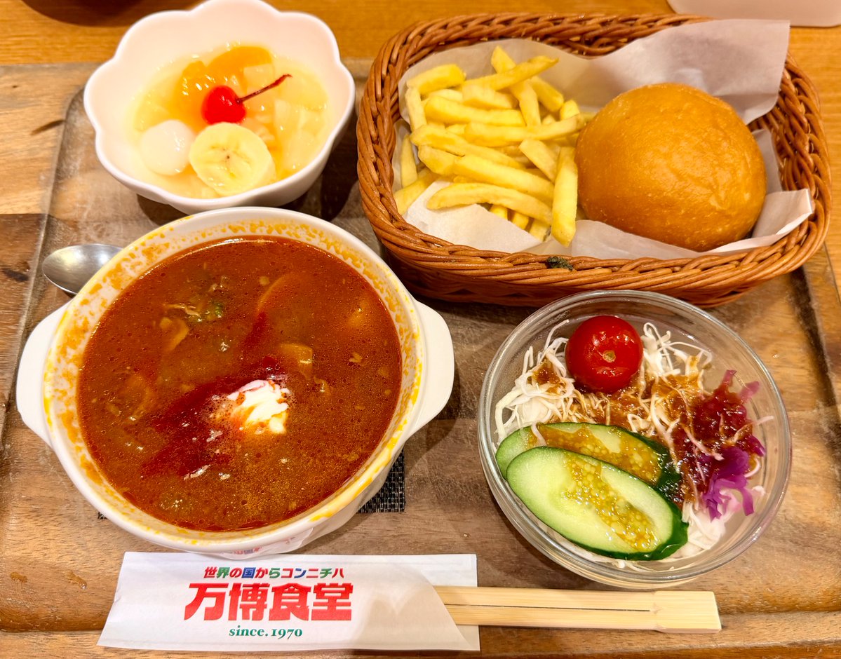 Funatti_'s tweet photo. 奥地の遊具コーナーでみっちり遊んだ後は、エキスポシティの万博食堂で夕飯🇯🇵
70年当時の映像やメニューがあって万博感満載🌟 お子様セットの新幹線がちゃんと「ひかり」だった🚅
(フラッグはなぜノルウェー🇳🇴？笑) https://t.co/MBgFkXhOXI