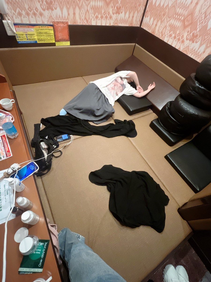 hoshida_sub's tweet photo. その後、現実の姿(お土産屋さんがあく時間までネカフェで仮眠してるぽれ氏) https://t.co/qB4YWYnbwz