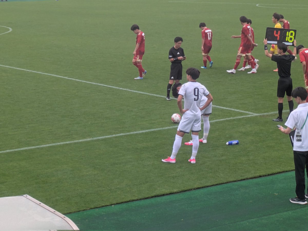 pixy1010tk's tweet photo. 国士舘大学もすごく良いサッカーをしていて、楽しい試合でした。
帰って、少し仕事をする予定だったので延長PK戦は想定外でしたが😅
座った席が国士舘の応援席だったので…聞こえてきた話しですが、エースの本間君は教育実習で母校の中学校へ行ってたそう✨その中学…良いな🤩 https://t.co/xJi9dWSHIg