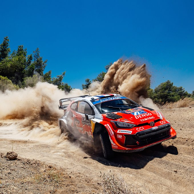 WRCrtp's tweet photo. @SebOgier entrou para o último dia a 4,1 segundos de @thierryneuville mas conseguiu inverter a luta pela vitória. Logo na primeira especial de domingo recuperou 5,4 segundos e assumiu a liderança por 1,3 segundos. https://t.co/7xswcqsADe