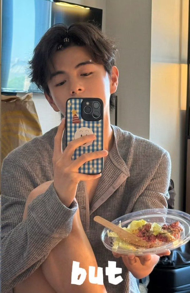 nubbylycious's tweet photo. baru sadar ini elio pake celana apa engga 😭😭 https://t.co/HlooI3coDg