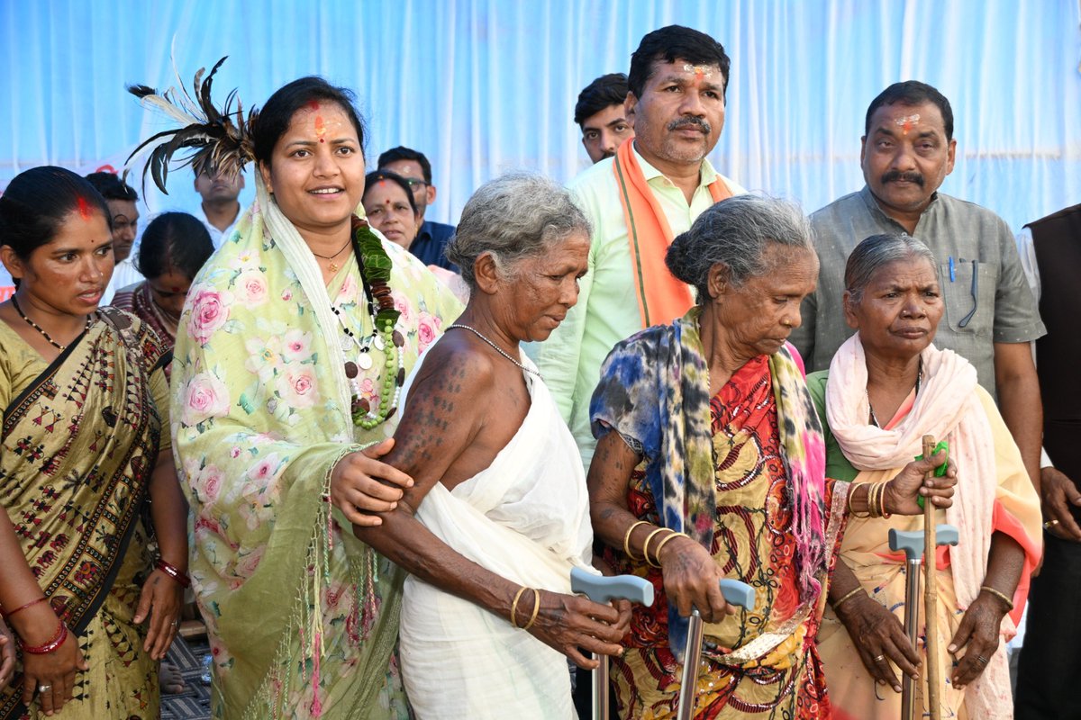 DPRChhattisgarh's tweet photo. महिला एवं बाल विकास मंत्री श्रीमती लक्ष्मी राजवाड़े अबूझमाड़ के ग्राम कुरुषनार में आयोजित महतारी सम्मेलन में सम्मिलित हुईं। मंत्री श्रीमती राजवाड़े ने कहा कि राज्य सरकार महिलाओं को आर्थिक रूप से आत्मनिर्भर बनाने के लिए निरंतर कार्य कर रही है। उन्होंने महिलाओं से स्व-सहायता समूहों से जुड़ने का आह्वान किया और बताया कि महतारी वंदन योजना का पोर्टल जल्द ही पुनः प्रारंभ होगा, ताकि पात्र महिलाओं को भी योजना का लाभ मिल सके।

उन्होंने विश्वास जताया कि महिलाओं की भागीदारी और स्वावलंबन से गांवों का विकास तेज होगा तथा आत्मनिर्भर छत्तीसगढ़ का संकल्प और मजबूत बनेगा।

#SushasanSarkar
#सुशासन_सरकार #MahtariVandan #WomenEmpowerment

@vishnudsai @ChhattisgarhCMO @LaxmiRajwade21 @NarayanpurDist