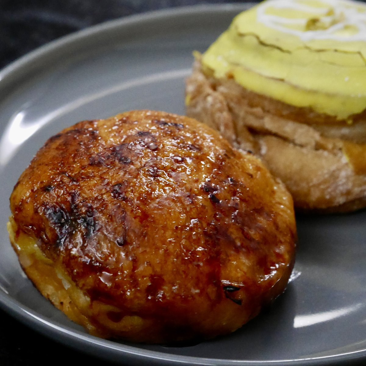 saruvera's tweet photo. Jack in the Dounutsの生マラサダクリームブリュレが焼きまんじゅうにしか見えないのは、たぶんグンマー人の呪いだと思う。 https://t.co/T7Uh8hx45G