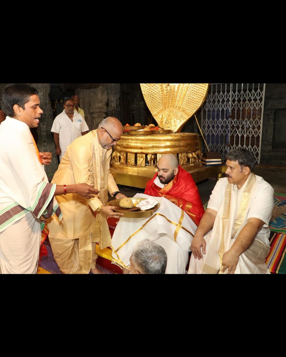 komalchitre's tweet photo. #AnantAmbani Ji’s spiritual side always stands out with such purity and dedication.
   https://t.co/hDZ3QG93rj