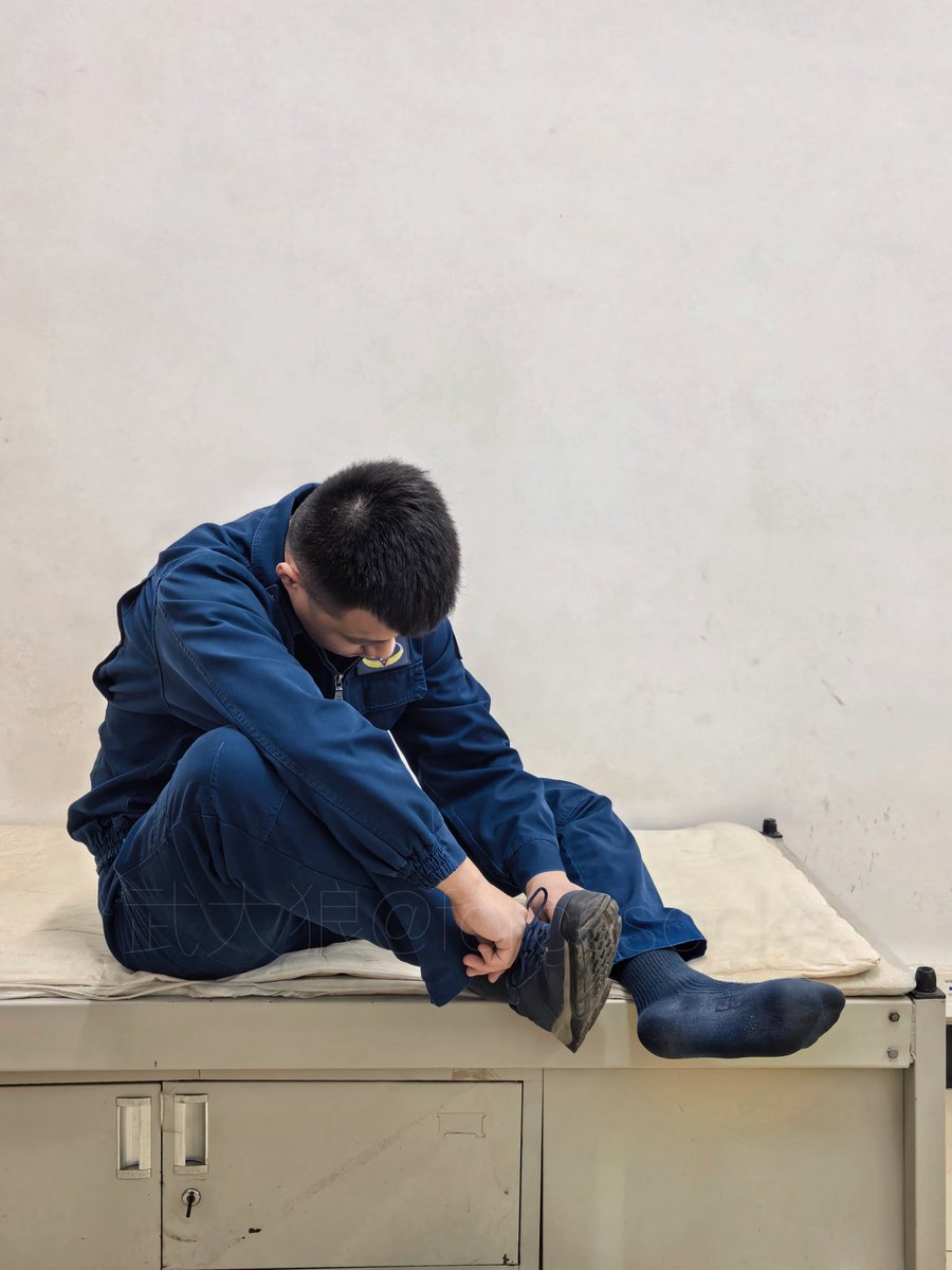 forcesocks's tweet photo. 今日高强度训练后，宿舍里臭脚味直冲天灵盖。兄弟们一个个鞋一脱，简直生化武器现场。却也明白，这酸爽的汗臭，正是我们用双脚丈量军��、磨砺意志的证明。臭得真实，臭得爷们！忍得住脚臭，方扛得住风雨。🔥 https://t.co/0YzEVeDGZI
