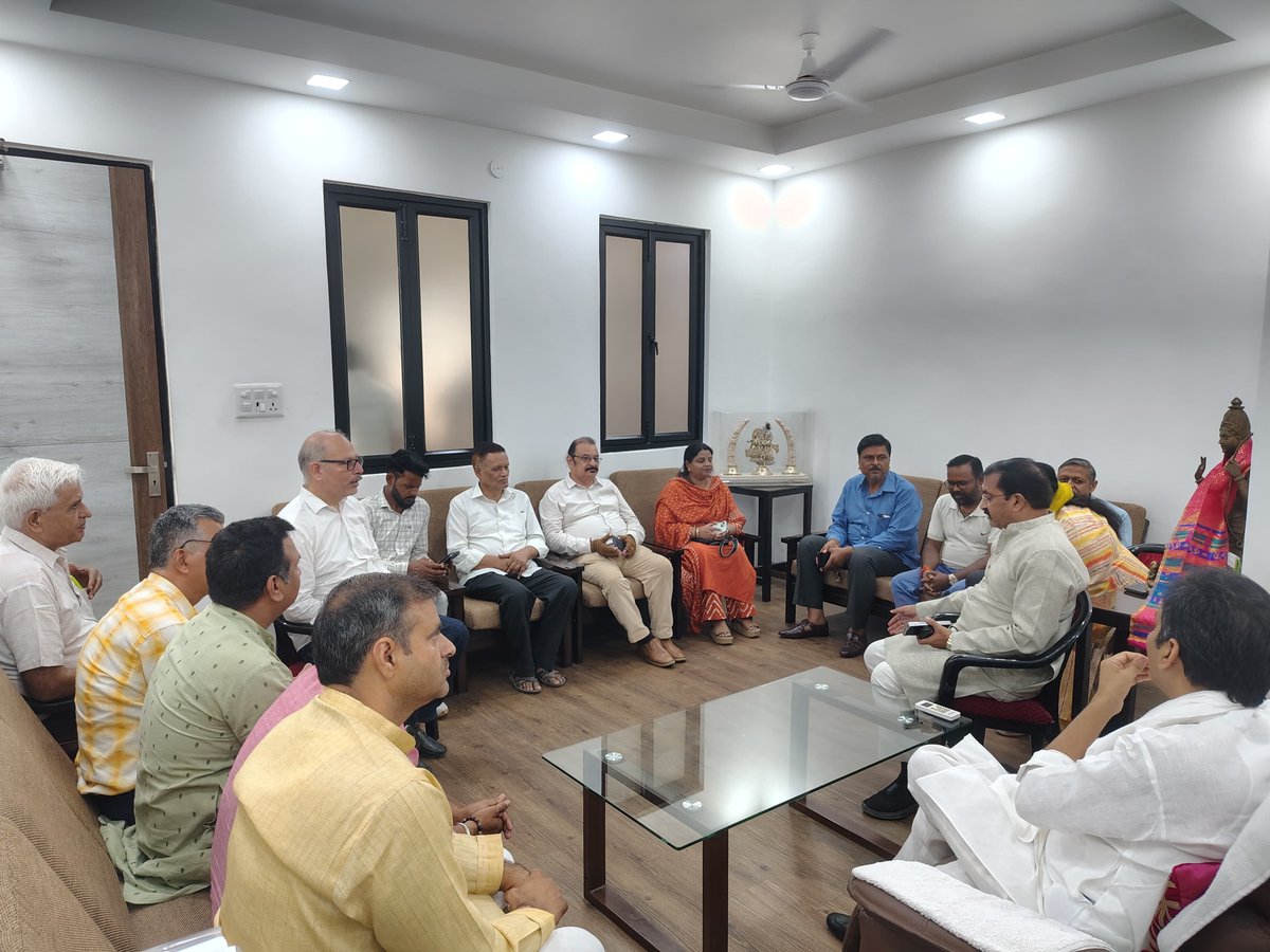 PankajSinghBJP's tweet photo. आज नोएडा विधानसभा क्षेत्र कार्यालय पर क्षेत्र के सम्मानित निवासियों और संगठन के कार्यकर्ताओं से मुलाकात की। https://t.co/TiBTxWucKp
