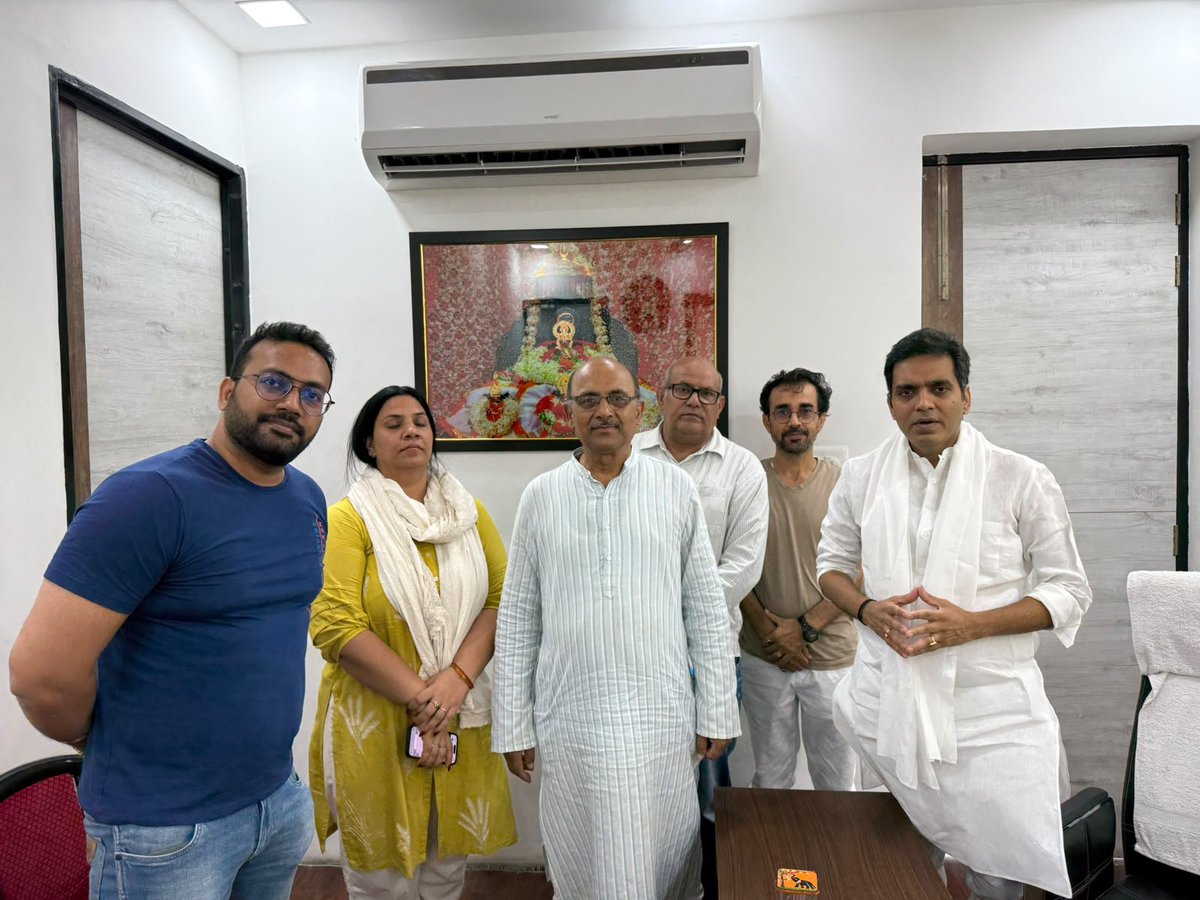 PankajSinghBJP's tweet photo. आज नोएडा विधानसभा क्षेत्र कार्यालय पर क्षेत्र के सम्मानित निवासियों और संगठन के कार्यकर्ताओं से मुलाकात की। https://t.co/TiBTxWucKp