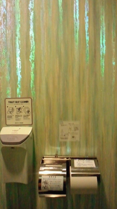 tokyofashionlab's tweet photo. 美輪明宏さんのすごいところって「美意識」だった。舞台は非日常でなければならない。」っていいきって「夢を魅せる場所」と言ってパルコ劇場のトイレを虹色にしたのもすごかった。

私はあんなトイレ、他に��たことがない。アールデコ調で美しかった。
美輪明宏という美意識が舞台にも散りばめられていた。

今晩、母と美輪さんの話をしてやっぱりああいう人はもういないよね。なんだか心に大きな穴が空いたみたいと話していた…

(写真は拾い画　旧パルコ劇場のトイレ)