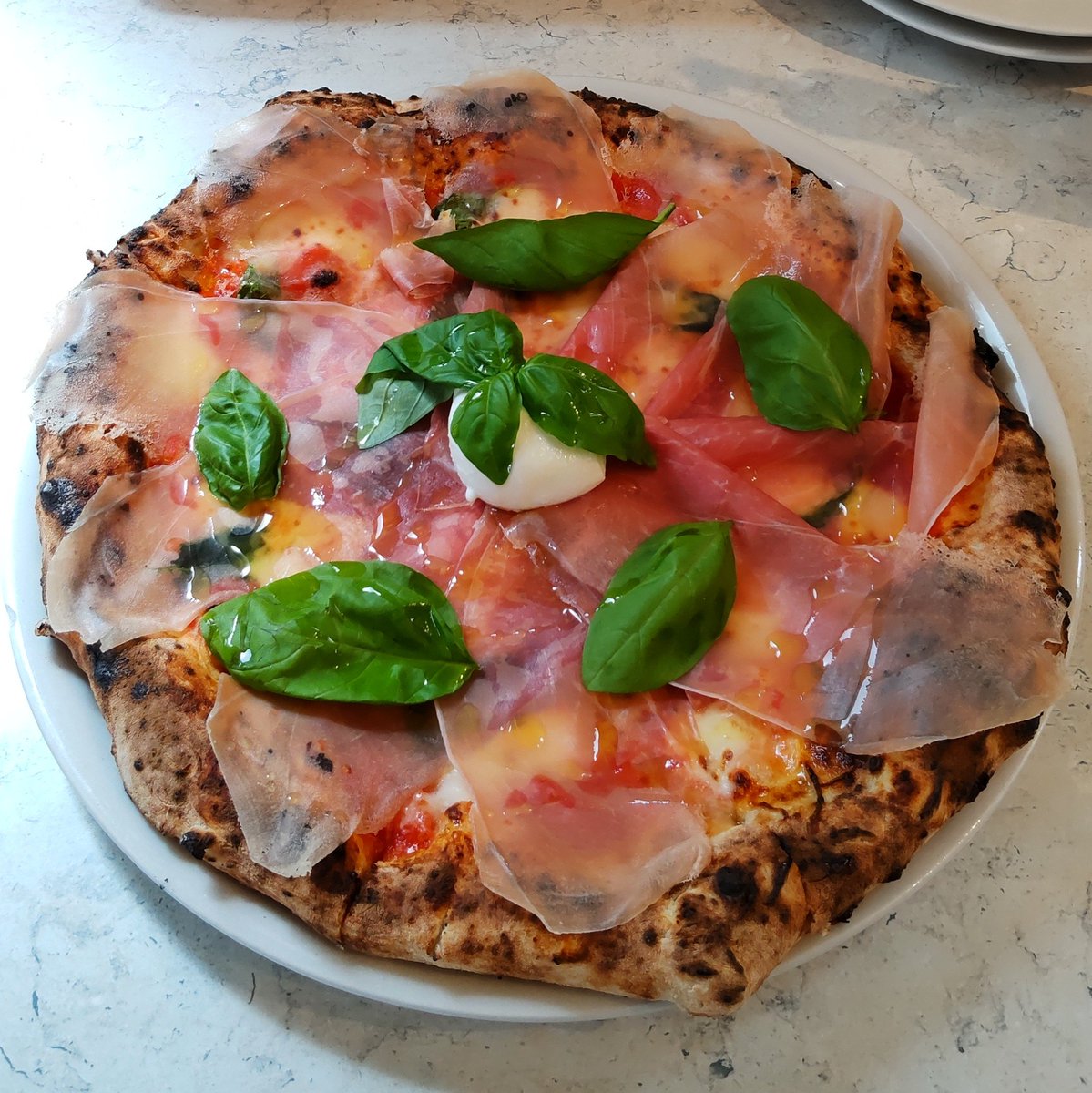 AinfinityS's tweet photo. アスパラを食べに、pizzeria buenosさん。

【アスパラのクリームピッツァ】
【ゴラッソ】

やわらかなアスパラに、

ゴルゴンゾーラの効いたクリーム。

旨い✨

そして、

ひさびさに食べた生ハムも、、

美味い✨

熱で少し脂が融けた生ハム、、

好き。 https://t.co/AOEWbi9qDk