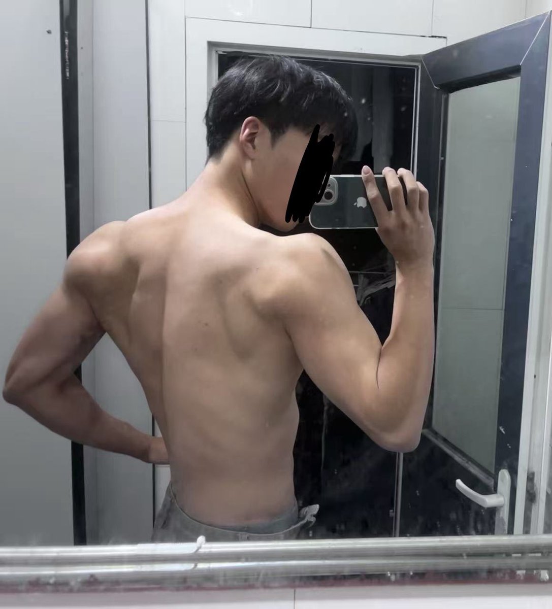 cjj705's tweet photo. 把手放到腰上感觉腰变细了🤓 https://t.co/PIWviq3X6V