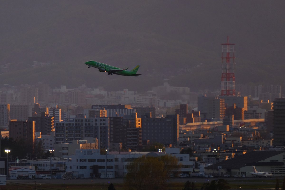 euforialai's tweet photo. 「茜色の旅客機‐FUJI DREAM AIRLINES‐」
#写真好きな人と繋がりたい #ファインダー越しの私の世界 #丘珠空港 #札幌
#photography #hokkaido #OKD #E175 #FDA #aircraft https://t.co/Q5WVQPPdLH