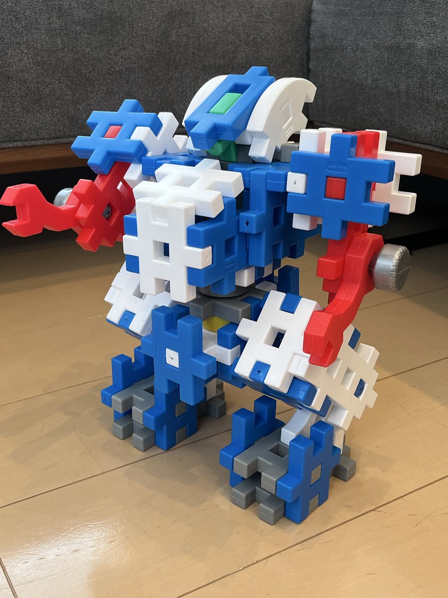 aiaicer's tweet photo. ニューブロックでヴァンツァー風ロボを作りました。
マッシブなフォルムは気に入ってますが、可動がもっと欲しい…
一応腕、脚、胴体は可動します。

#ニューブロック 
#ロボット 
#ヴァンツァー https://t.co/U42kyQ56HJ