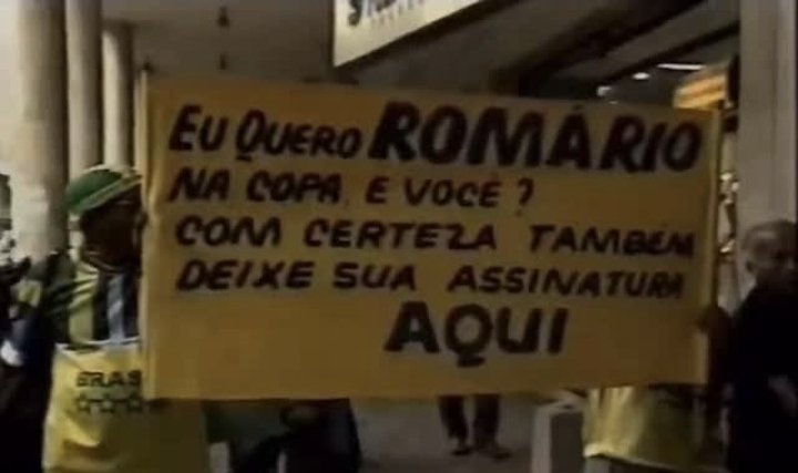og57018's tweet photo. @Th3Cyb3r @crflipin @SrCervantes3 @espectador449 @futnostalgico A discussão não girava em torno de Alex e o que se comentou sobre ele foi Scolari chamar Ricardinho e não ele após o corte do Emerson.
. 
Em 2002 a polêmica era toda em torno do ROMARIO e com um apelo popular imenso. A porta da CBF tava assim no dia da convocação. https://t.co/ugeNUx5zUg