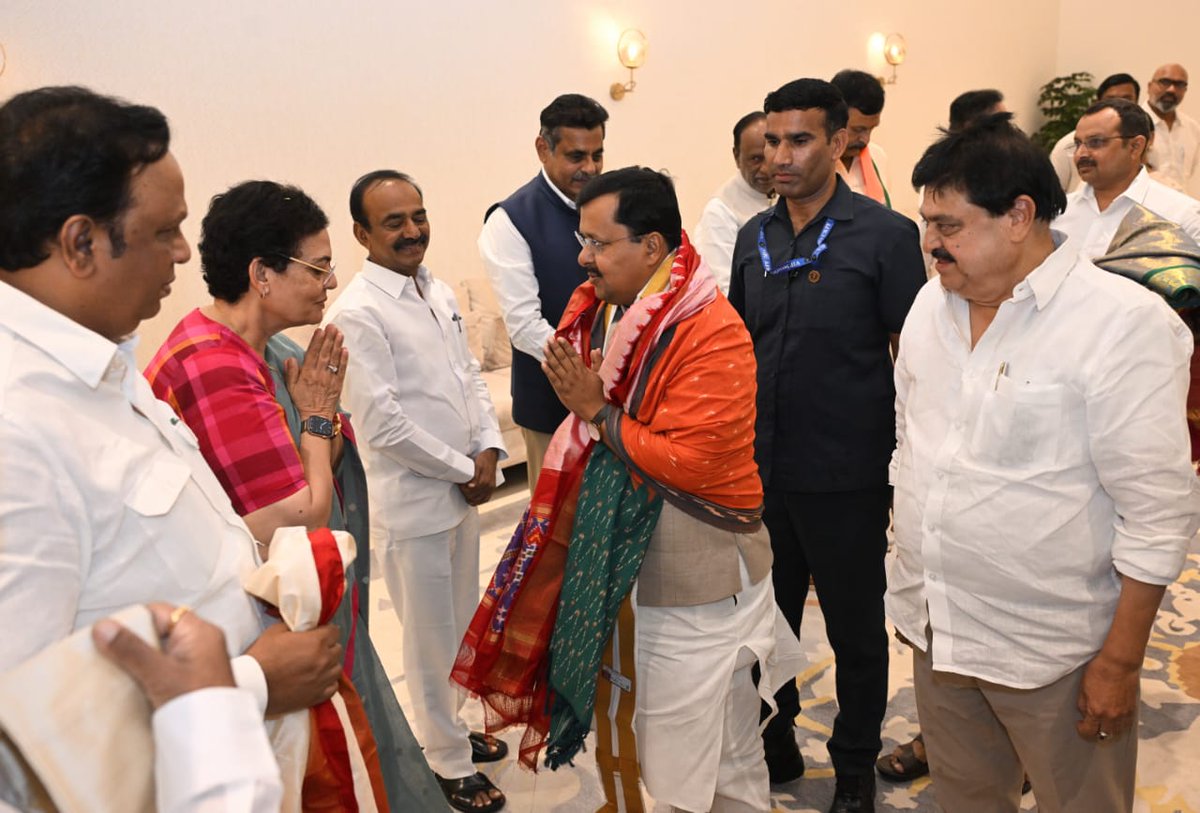 NitinNabin's tweet photo. Heartfelt thanks for the welcome and reception accorded by party office-bearers under the leadership of State President Shri @N_RamchanderRao ji upon my arrival in Telangana.

తెలంగాణకు చేరుకున్న సందర్భంగా, బిజెపి తెలంగాణ రాష్ట్ర అధ్యక్షులు శ్రీ ఎన్. రాంచందర్ రావు గారి ఆధ్వర్యంలో పార్టీ పదాధికారులు నాకు అందించిన ఆత్మీయ స్వాగత సత్కారాలకు నా హృదయపూర్వక కృతజ్ఞతలు.

@BJP4Telangana